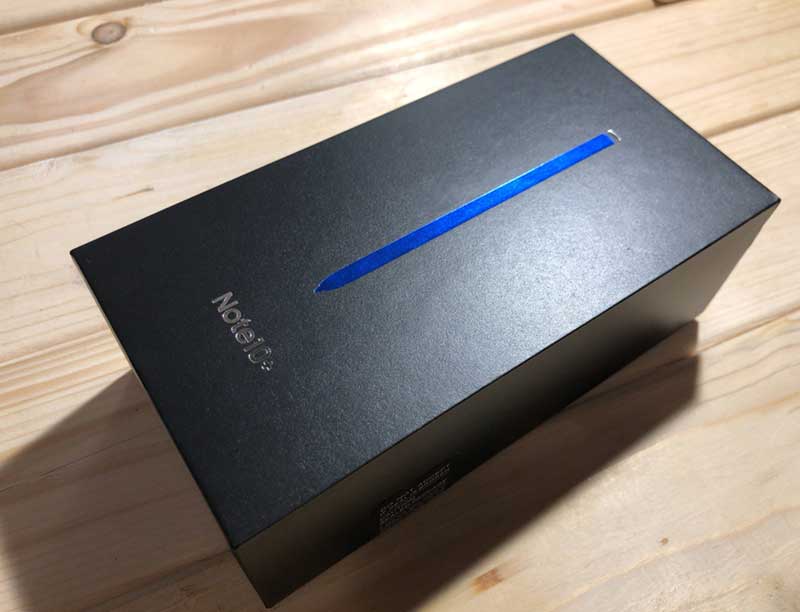 青いSペンがデザインされた素敵なGalaxyNote10+のボックス